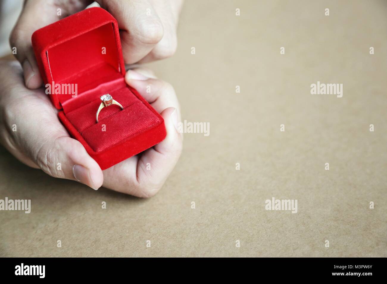 Caja de regalo roja abrió con anillo de diamantes en las manos del hombre.  Concepto del anillo de compromiso, Valentine regalo sorpresa, símbolo de la  vida Fotografía de stock - Alamy
