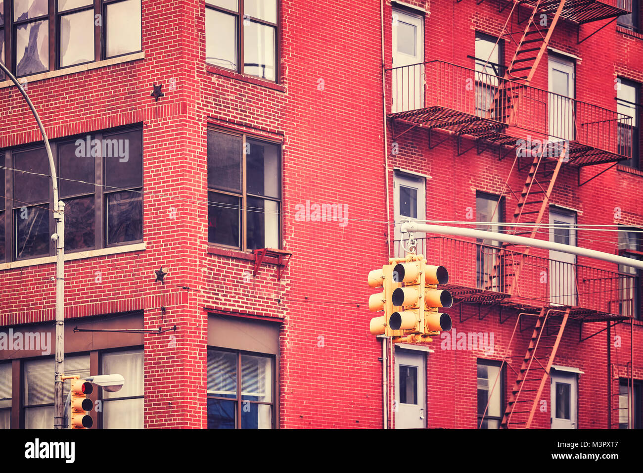 Los semáforos de la ciudad de Nueva York con el edificio de fondo , tonos de imagen, USA. Foto de stock