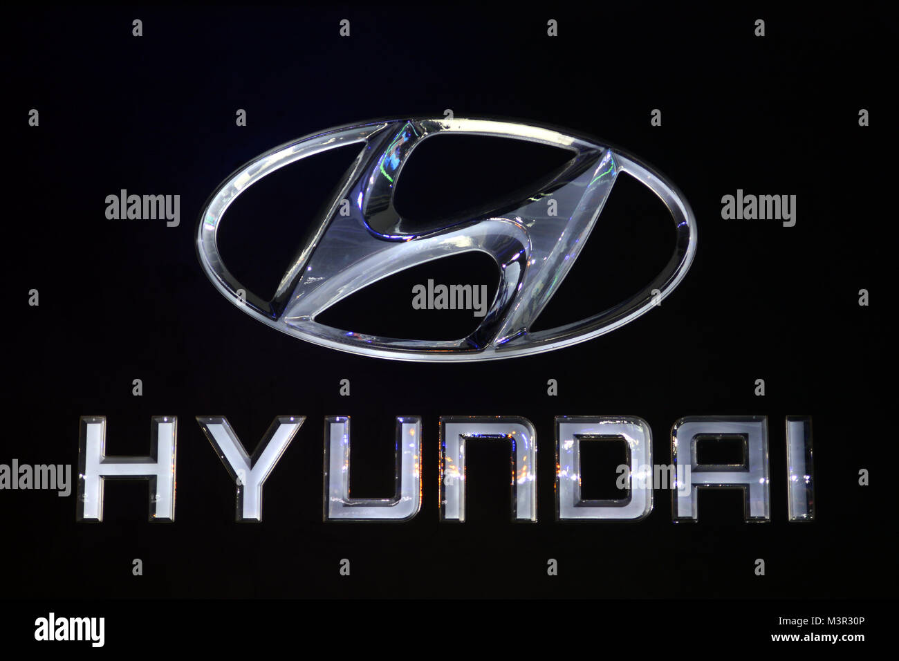 El logo de hyundai fotografías e imágenes de alta resolución - Alamy