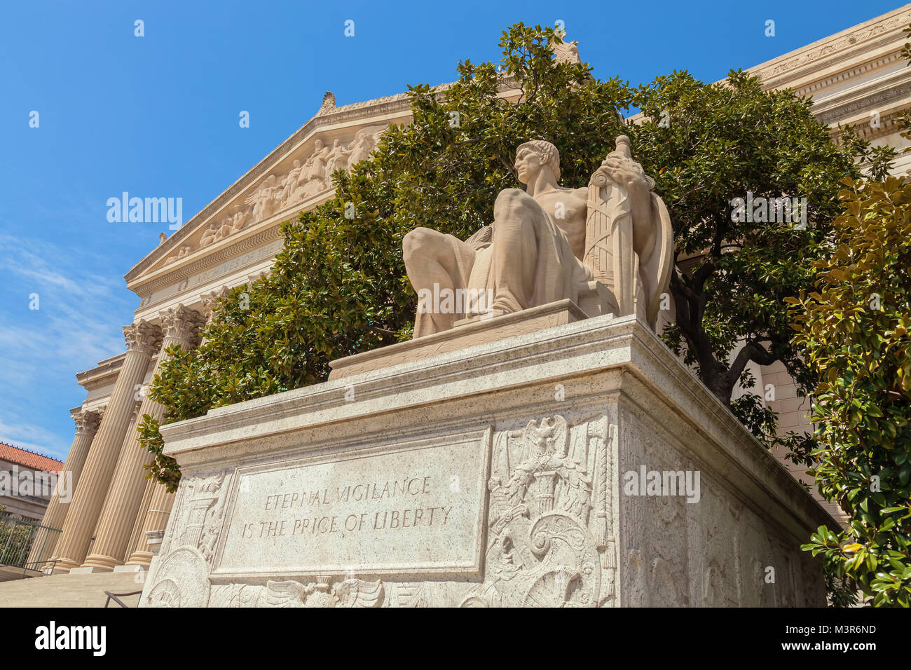 La escultura de tutela en las afueras del edificio de Archivos Nacionales en Washington, Distrito de Columbia, Estados Unidos. Foto de stock