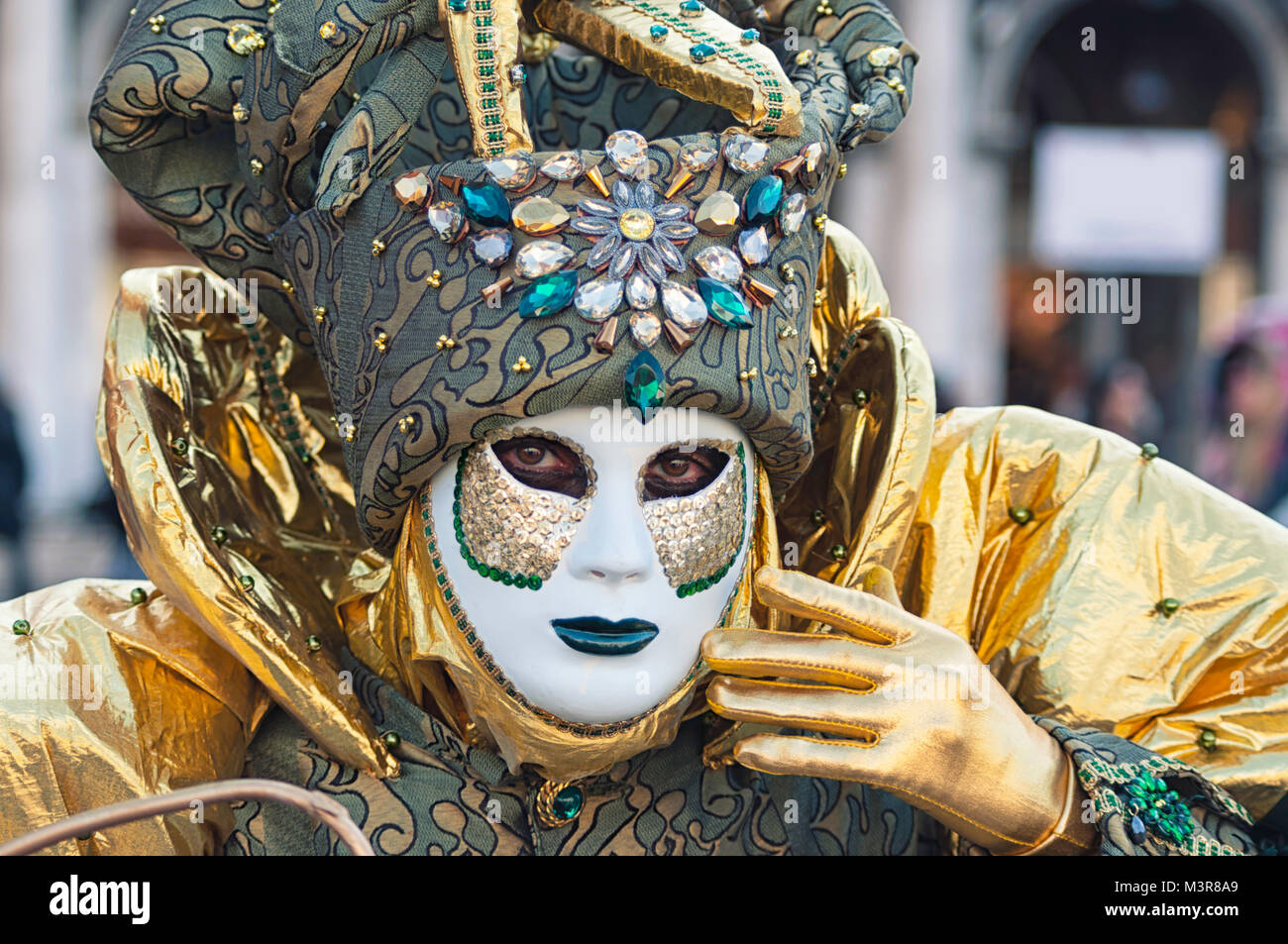 Hombre en una máscara veneciana fotografías e imágenes de alta resolución -  Alamy