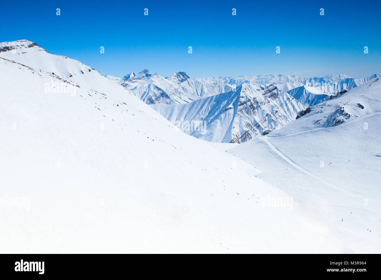 Vista de las hermosas montañas de invierno Foto de stock