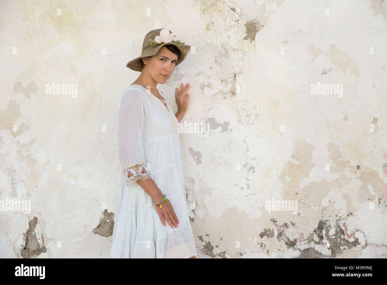 El italiano de moda de verano - joven mujer atractiva en un blanco y un sombrero de paja Fotografía de - Alamy
