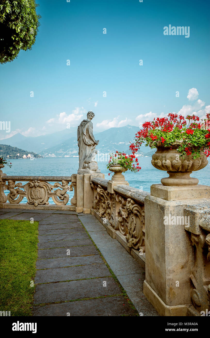 Vista sobre el Lago Como desde la terraza de la Villa del Balbianello en Lenno, Italia Foto de stock