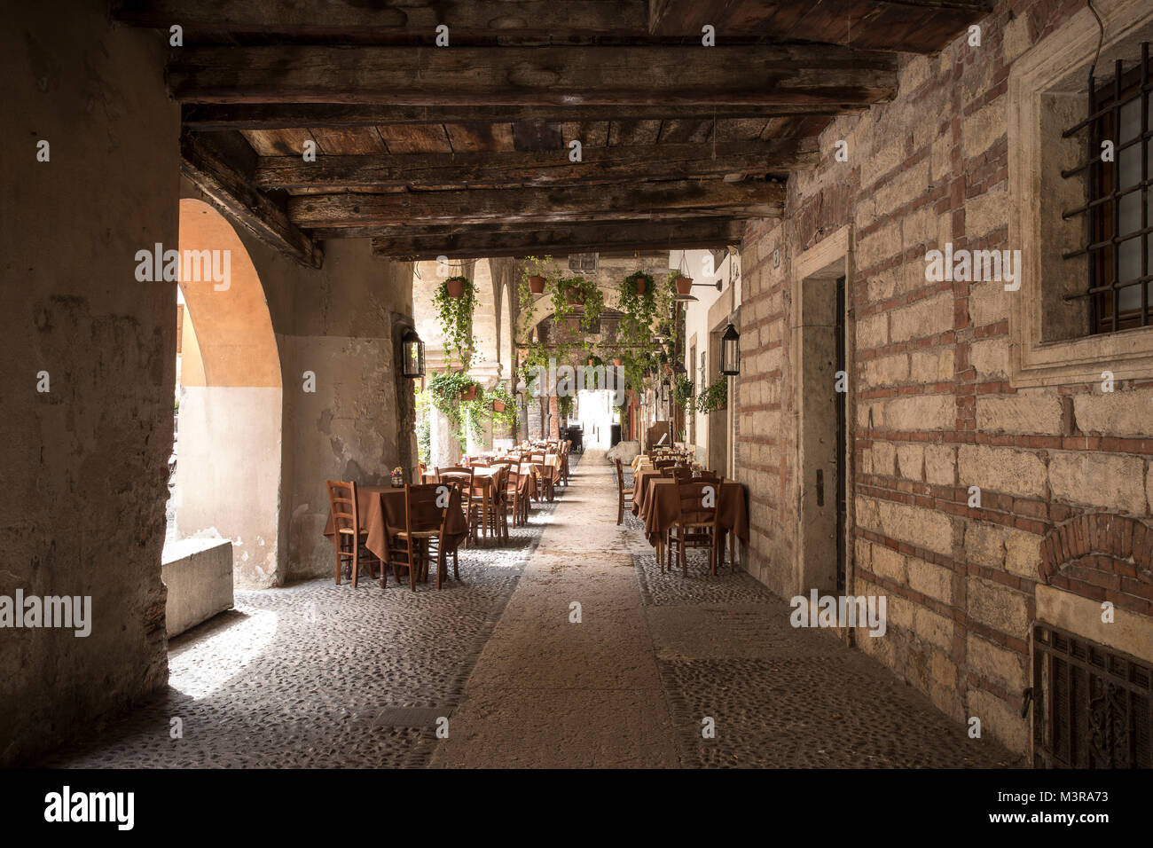 Restaurante en el casco antiguo de la ciudad de Verona, Italia Foto de stock