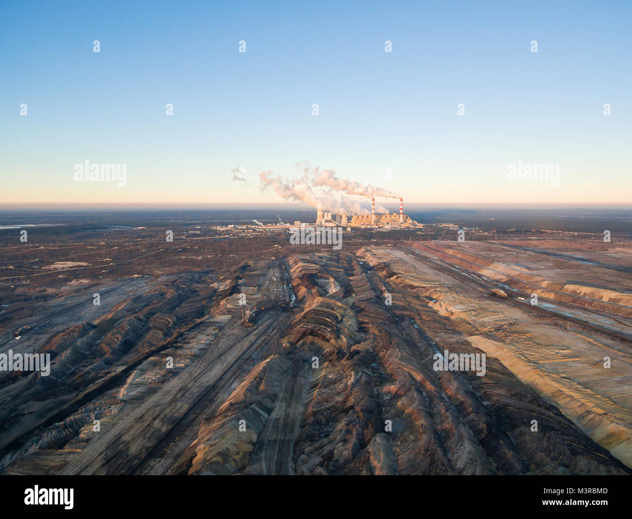 Vista aérea de la mina de carbón a cielo abierto en el Belchatow, Polonia Foto de stock