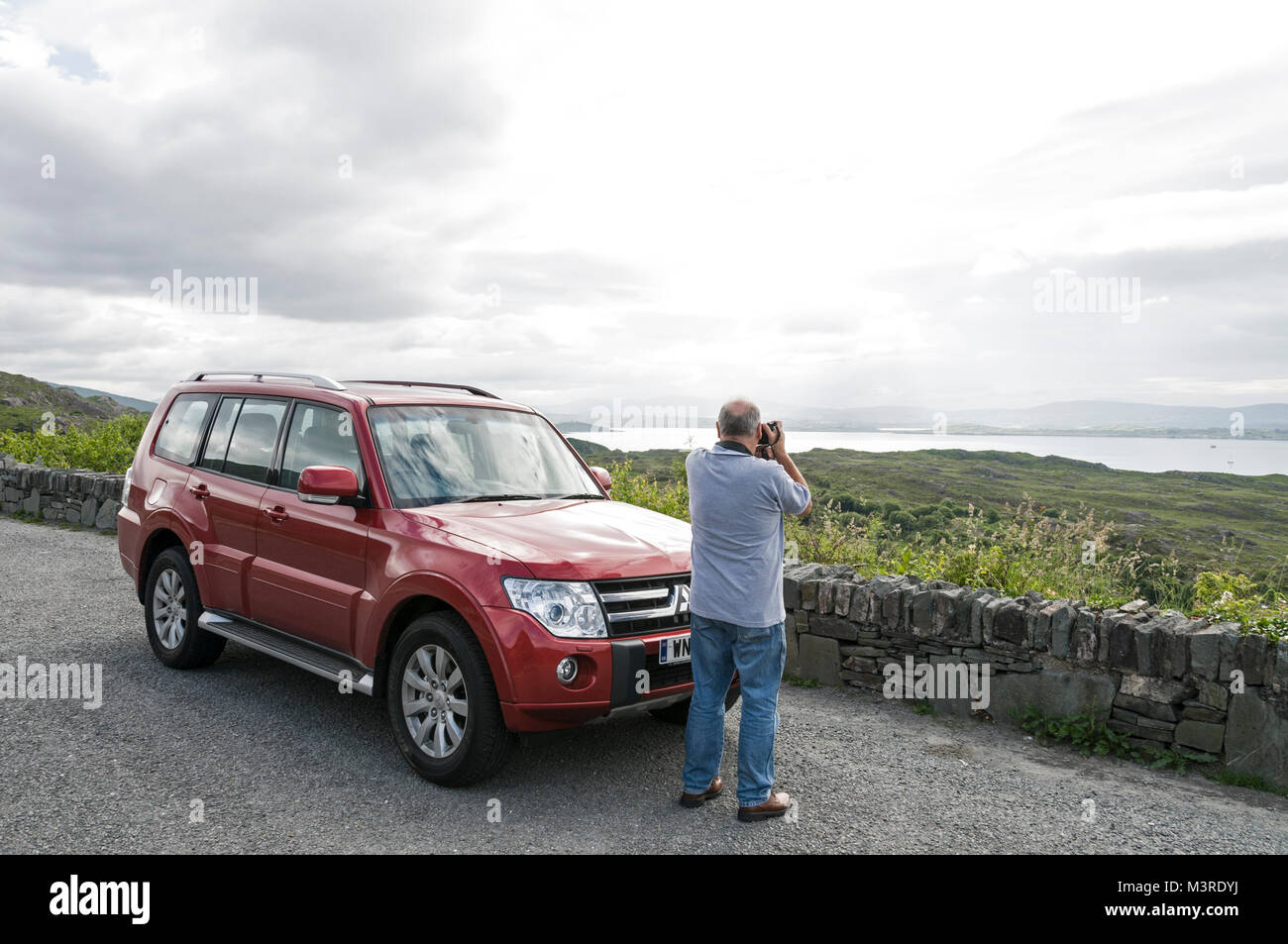 Fotógrafo de viajes, Richard Sowersby paradas para tomar una fotografía en el anillo de Beara ,en el suroeste de Irlanda Foto de stock
