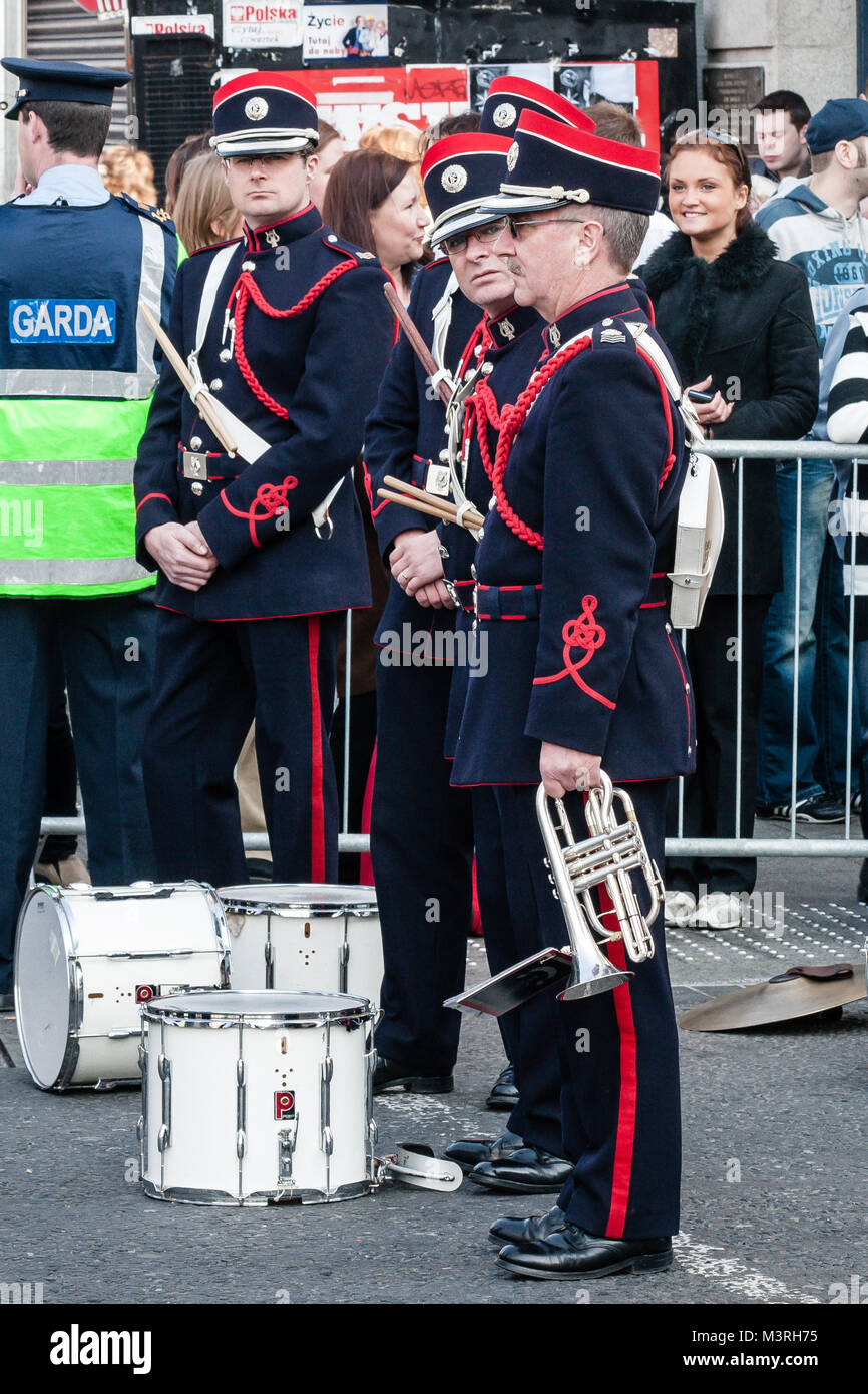 Los miembros de la banda militar irlandesa en los uniformes tradicionales  en la conmemoración de la Pascua de 1916 Aumento en O'Connell Street en  Dublín, República de Irlanda Fotografía de stock -