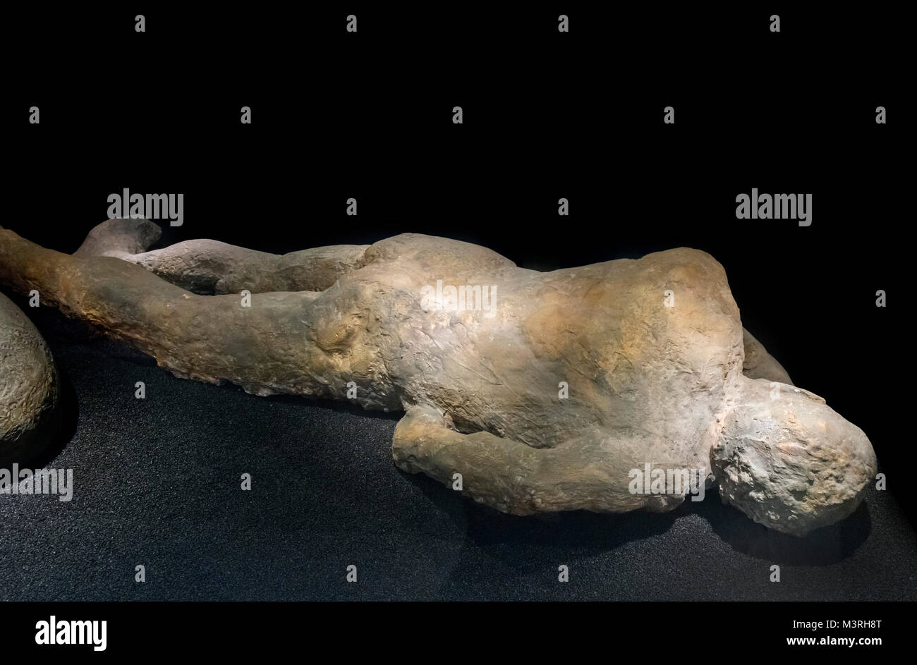 Elenco de el cuerpo de una víctima de Pompeya después de la erupción del Monte Vesubio en el año 79 DC, Museo de Historia Natural de Londres, Inglaterra, Reino Unido. Foto de stock
