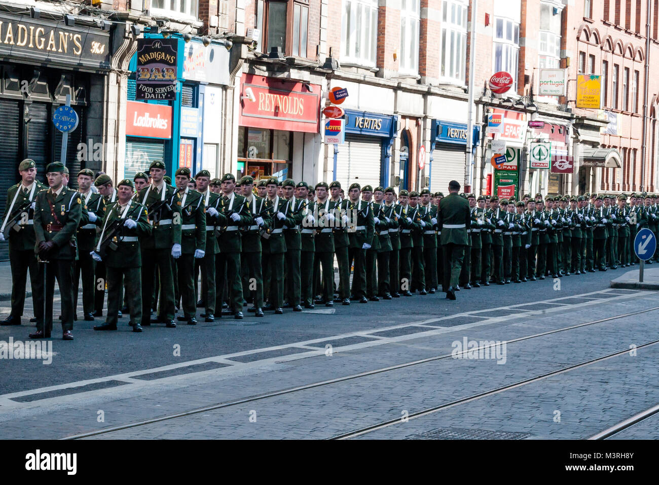 Fuerzas militares irlandeses preparándose para el desfile de Pascua 1916 Aumento de conmemoración en Lower Abbey Street en el centro de la ciudad de Dublin, Irlanda Foto de stock