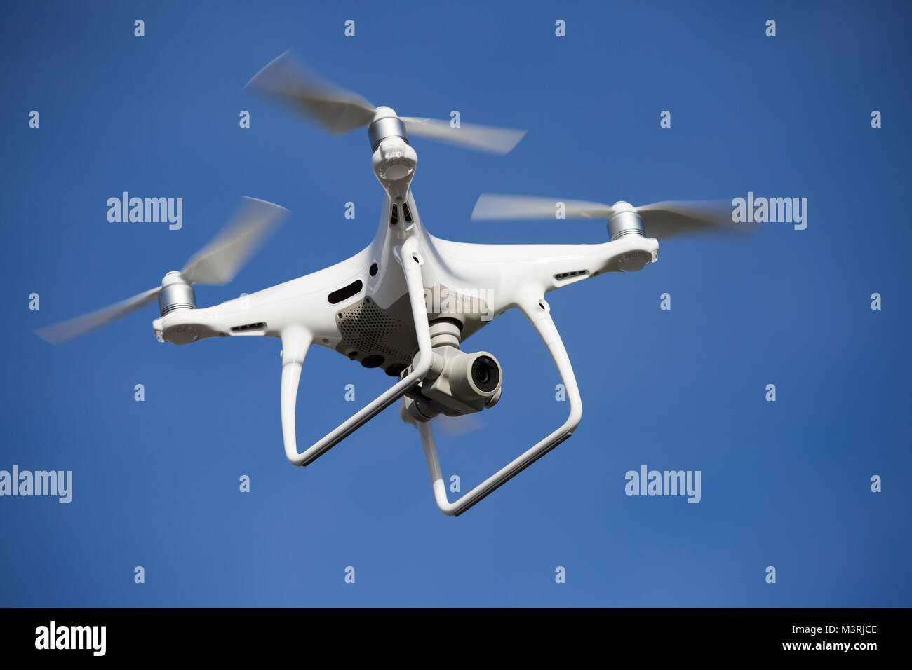 DJI Phantom 4 Pro drone volando Fotografía de stock - Alamy