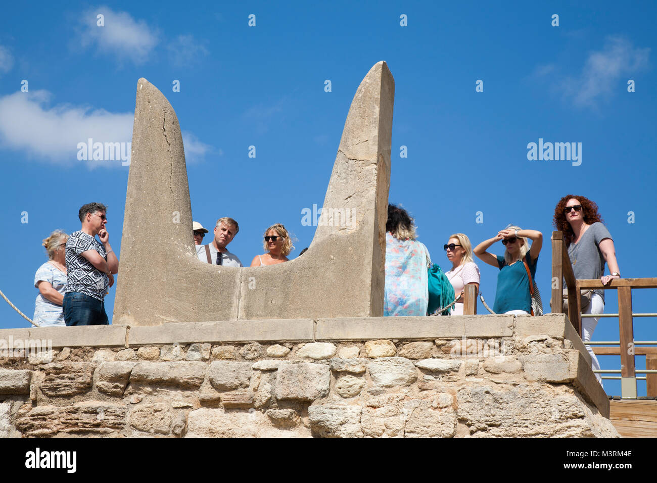 La fachada sur y Propylaeum con cuernos de consagración símbolo de