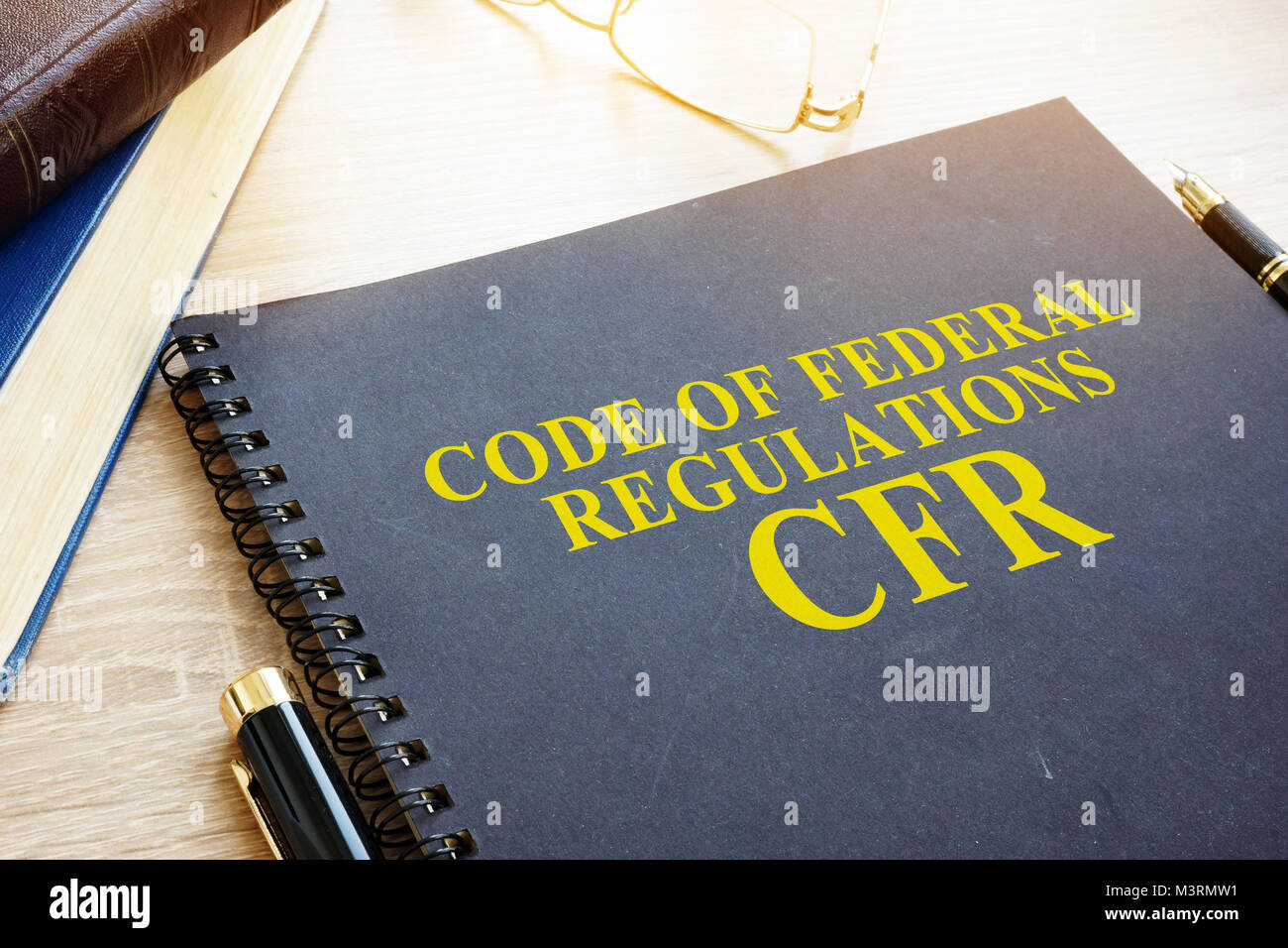 Código de Regulaciones Federales (CFR) y gafas. Foto de stock