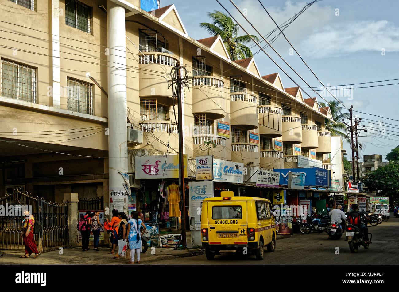 Carretera principal y tiendas, alibag, raigad, Maharashtra, India, Asia Foto de stock