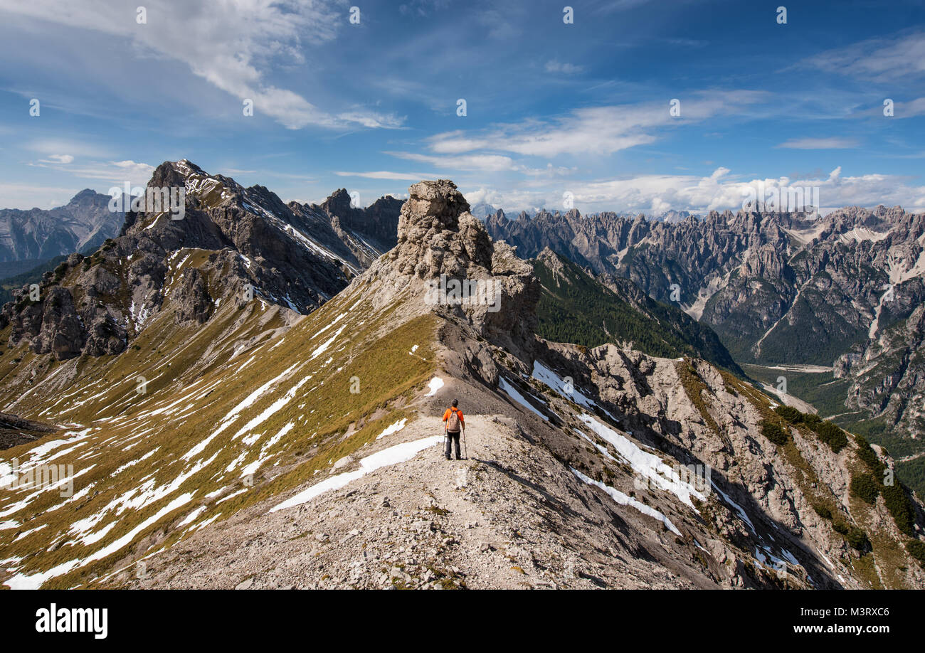 Magnífico día de trekking en la zona oriental de los Dolomitas (Italia). Foto de stock