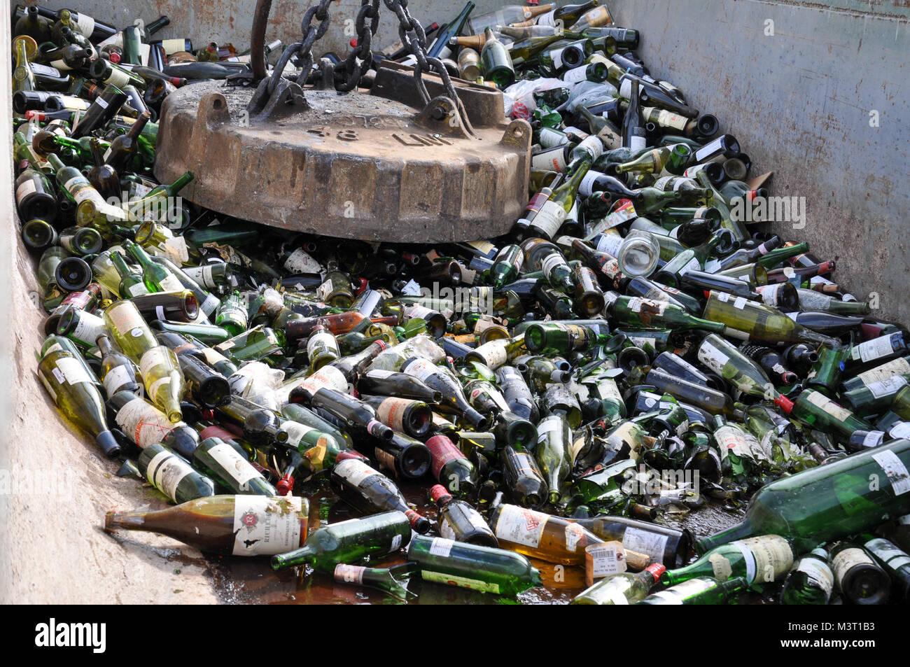 Más de 500 botellas de vino encontró a ser falsificados o invendible se  destruyen en un vertedero en Creedmoor, Texas, 10 de diciembre de 2015. El  vino era de la colección privada