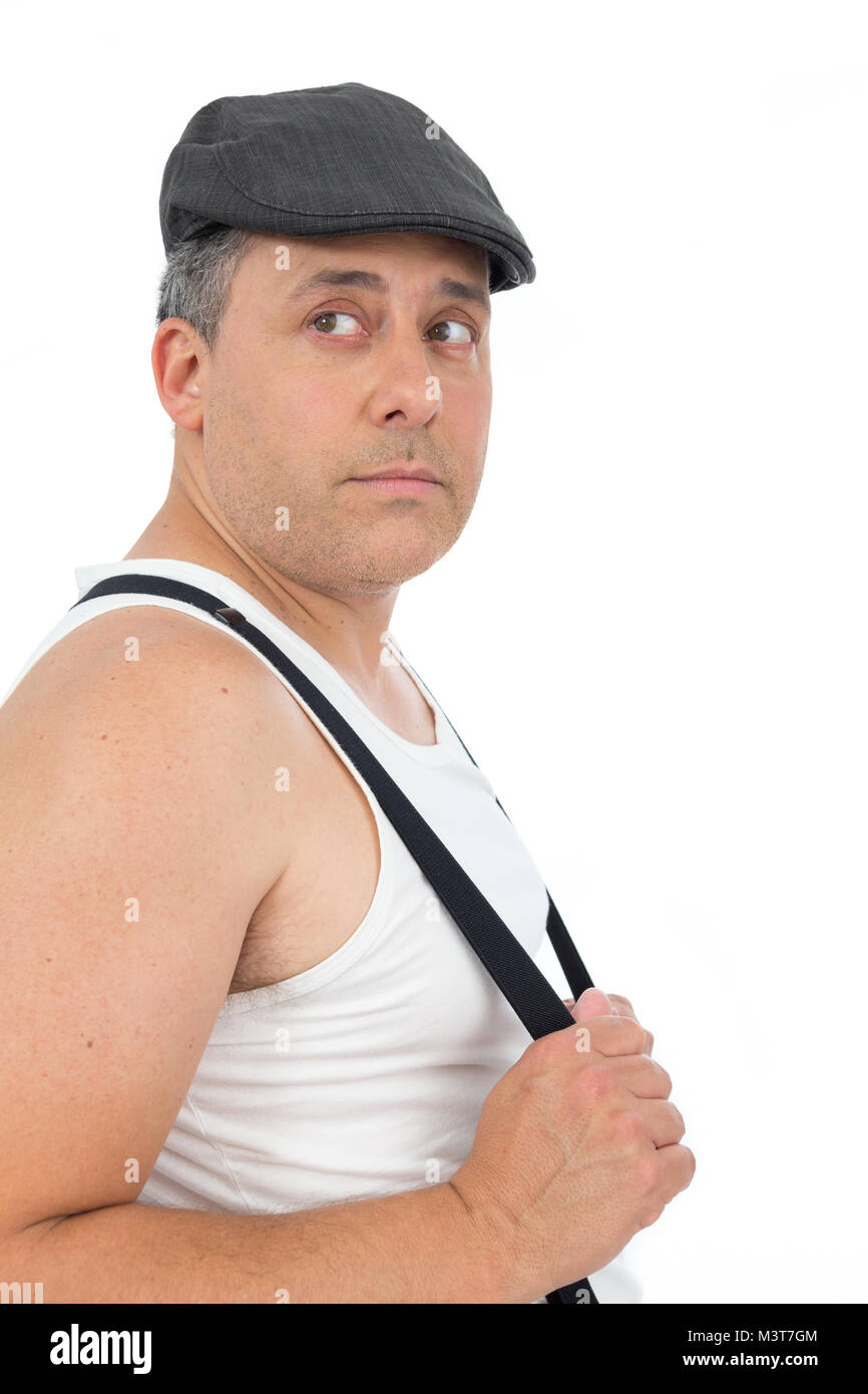 Fat Man mantiene los pantalones suspender. Él está sonriendo. Vintage y