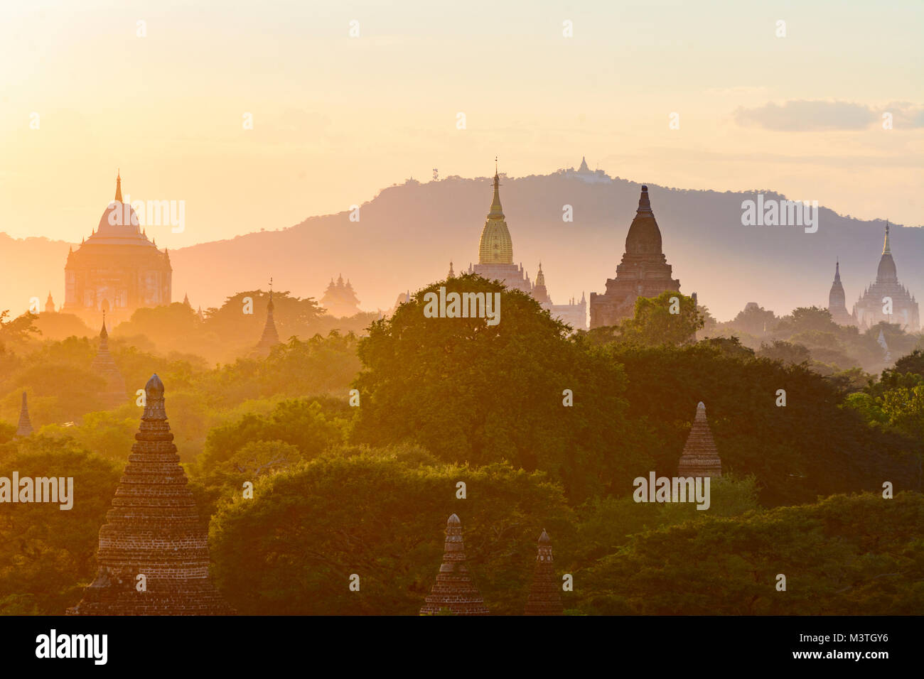 Bagan: Thatbyinnyu templo, el Templo de Ananda, templos en Old Bagan, stupa Tan Kyi Paya en la cima de la montaña, , región de Mandalay, Myanmar (Birmania) Foto de stock