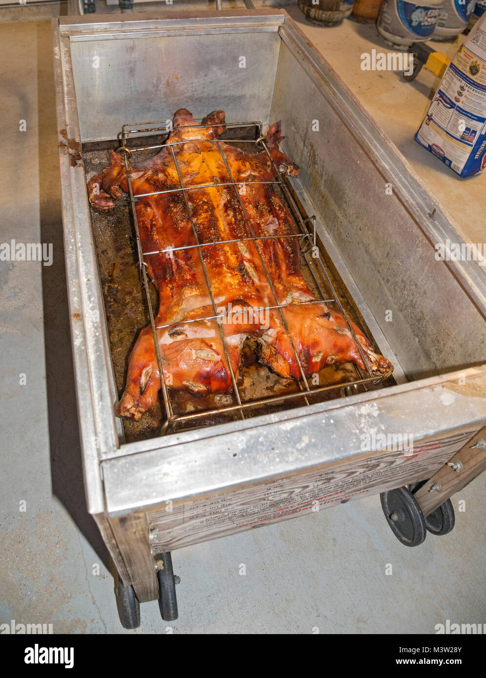 Caja china de cerdo o asado de carbón animal entero de verificación es un  método de cocción tradicional cubana Fotografía de stock - Alamy