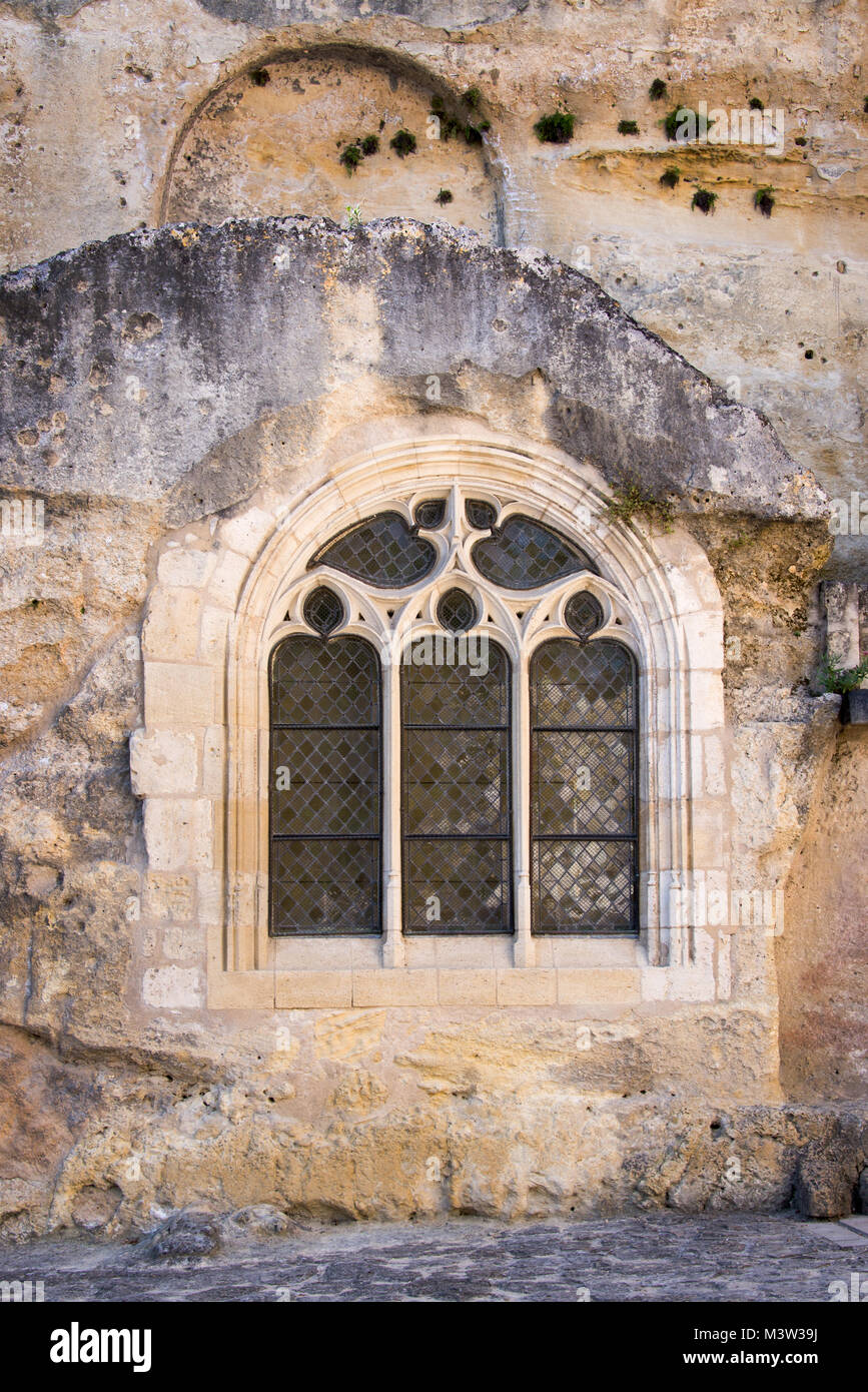 Vista exterior de una ventana de iglesia monolítica de Saint Emilion Foto de stock