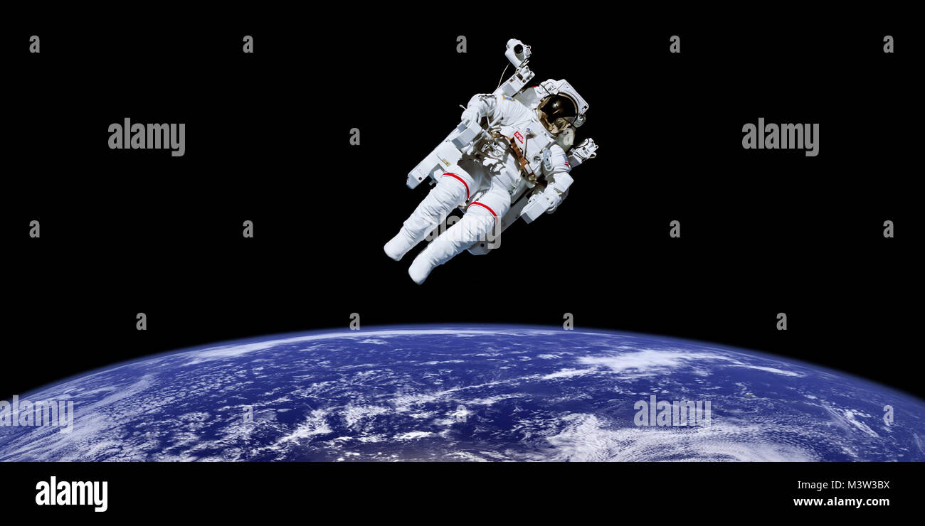 Astronauta en el espacio ultraterrestre sobre el planeta tierra. Los elementos de esta imagen proporcionada por la NASA Foto de stock
