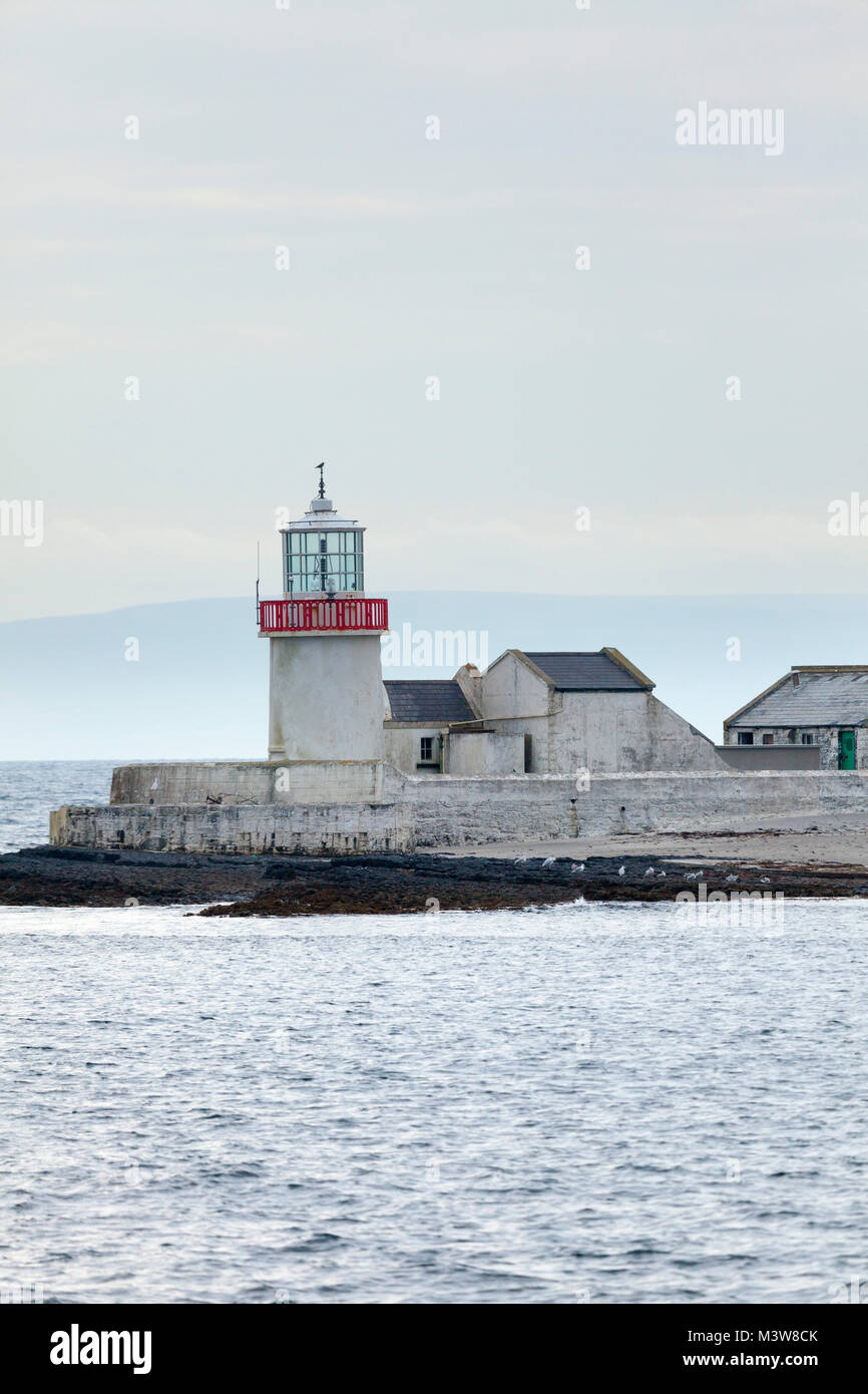Faro de la isla de paja, Inishmore, las Islas Aran, en el Condado de Galway, Irlanda. Foto de stock