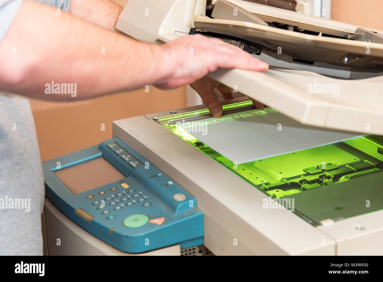 Copiar y escanear documentos en una máquina Fotografía de stock - Alamy