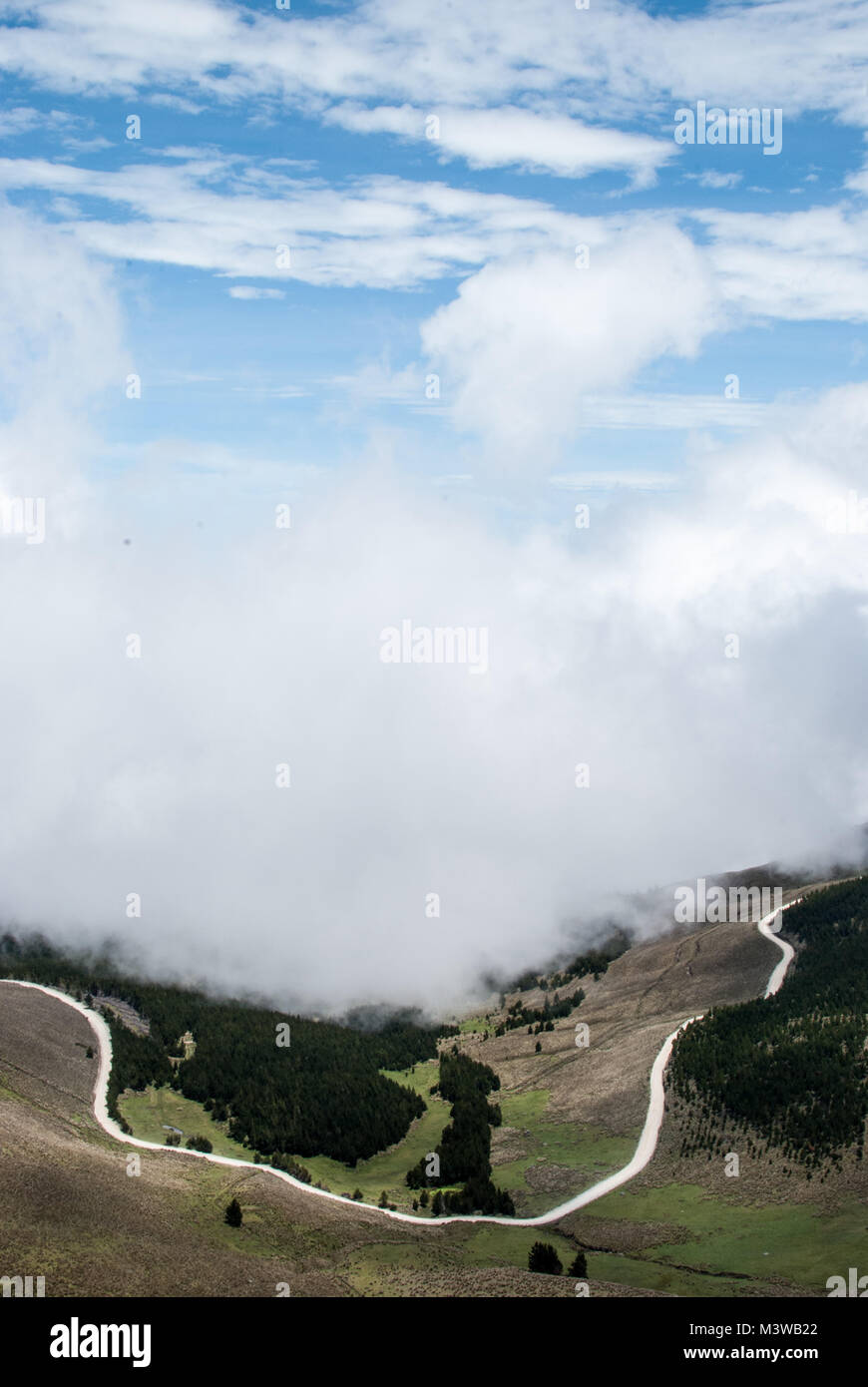 Un sinuoso camino de montaña envuelta en la niebla cerca de Guaranda, Ecuador Foto de stock