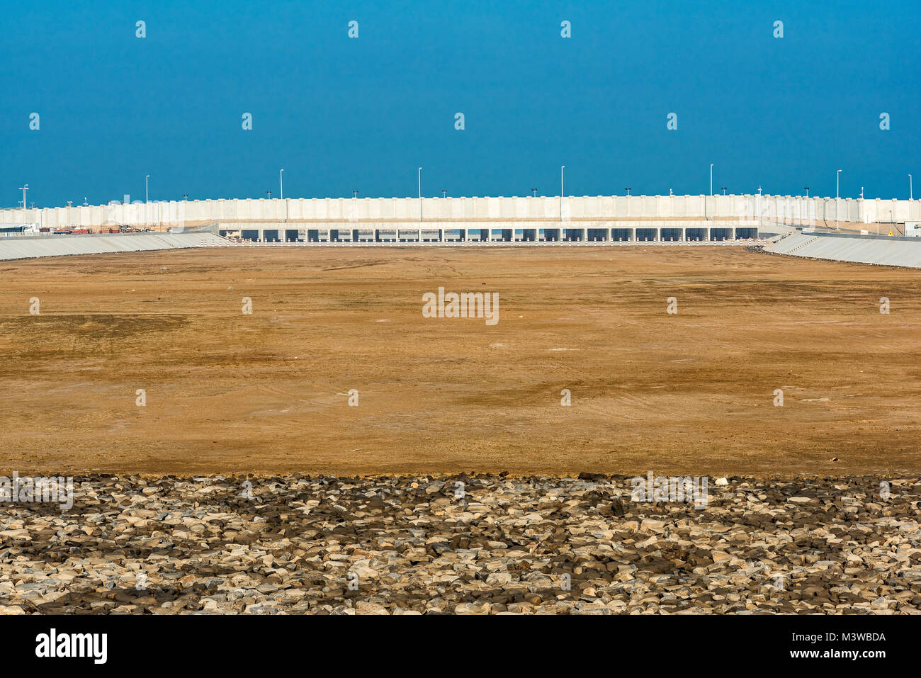 Playa Pública y floodway Thuwal dentro de 1 km unas de otras. En el Mar Rojo en Thuwal, Arabia Saudita. Foto de stock