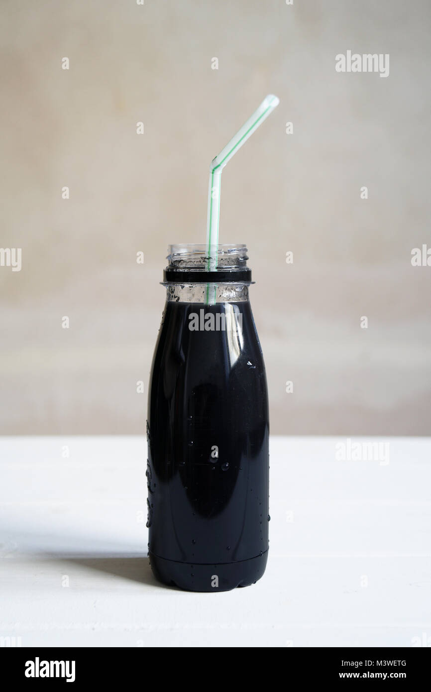 El smoothie negro detox beber con carbón activado Foto de stock