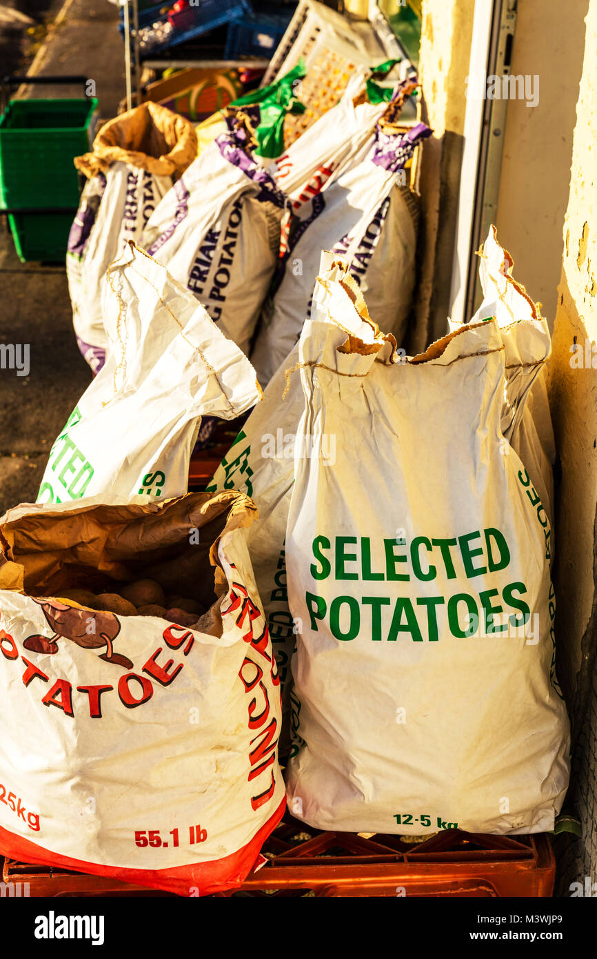 Bolsas de papas, bolsas de patatas, patatas para la venta fuera de la  tienda, las patatas en bolsas, visualización de patata, patatas, tenderos  visualización de patatas, bolsa de patatas Fotografía de stock -