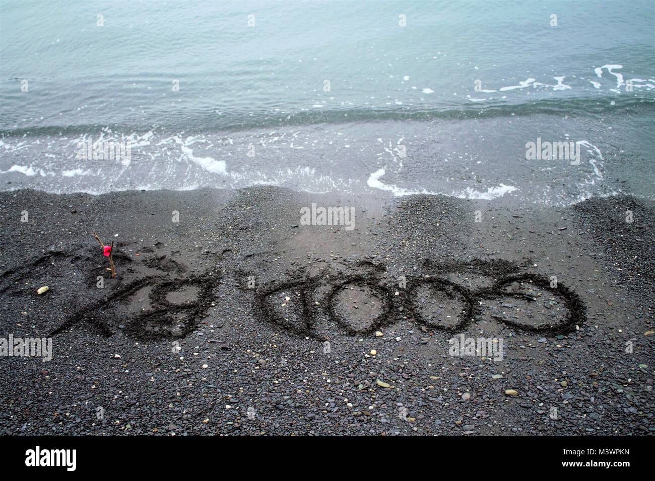 Adiós mensaje escrito en los guijarros en la playa. Foto de stock