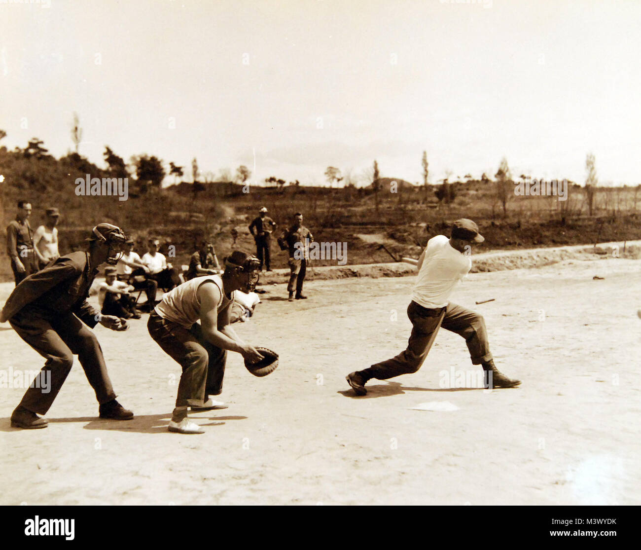 80-G-442245: Guerra de Corea, 1950-1953. Juego de baseball en el Campamento Base Munsan-Ni, Corea, 3 de mayo de 1952. Oficial de la Marina de EE.UU. Fotografía, ahora en las colecciones de los Archivos Nacionales. (2018/01/10). 80-G-442245 24749310787 o Foto de stock