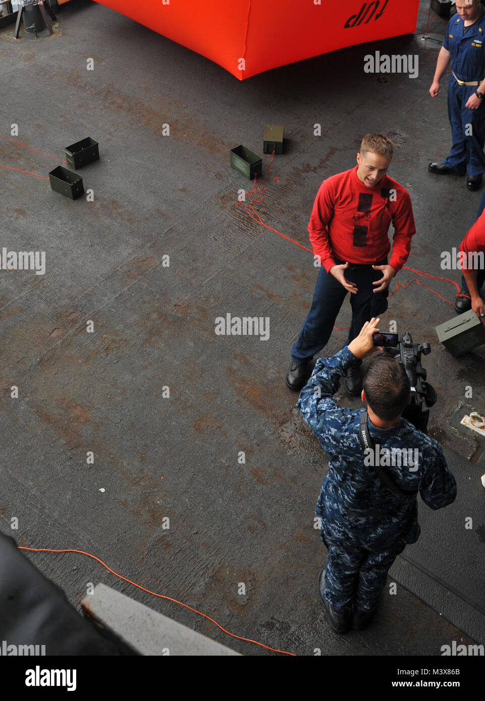 Océano Pacífico (14 Julio 2014) especialista en comunicación de masas de 3ª Clase D. Josué Haiar entrevistas Aerotécnico Zachary C. Frey en el castillo de popa del portaaviones USS Nimitz (CVN 68). Nimitz está actualmente en curso de realizar operaciones rutinarias y ejercicios de entrenamiento. (Ee.Uu. Navy photo by Mass Communication Specialist 3ª clase Eric M. Butler/liberado) 140714-N-UV347-027.jpg por el USS Nimitz (CVN 68) Foto de stock