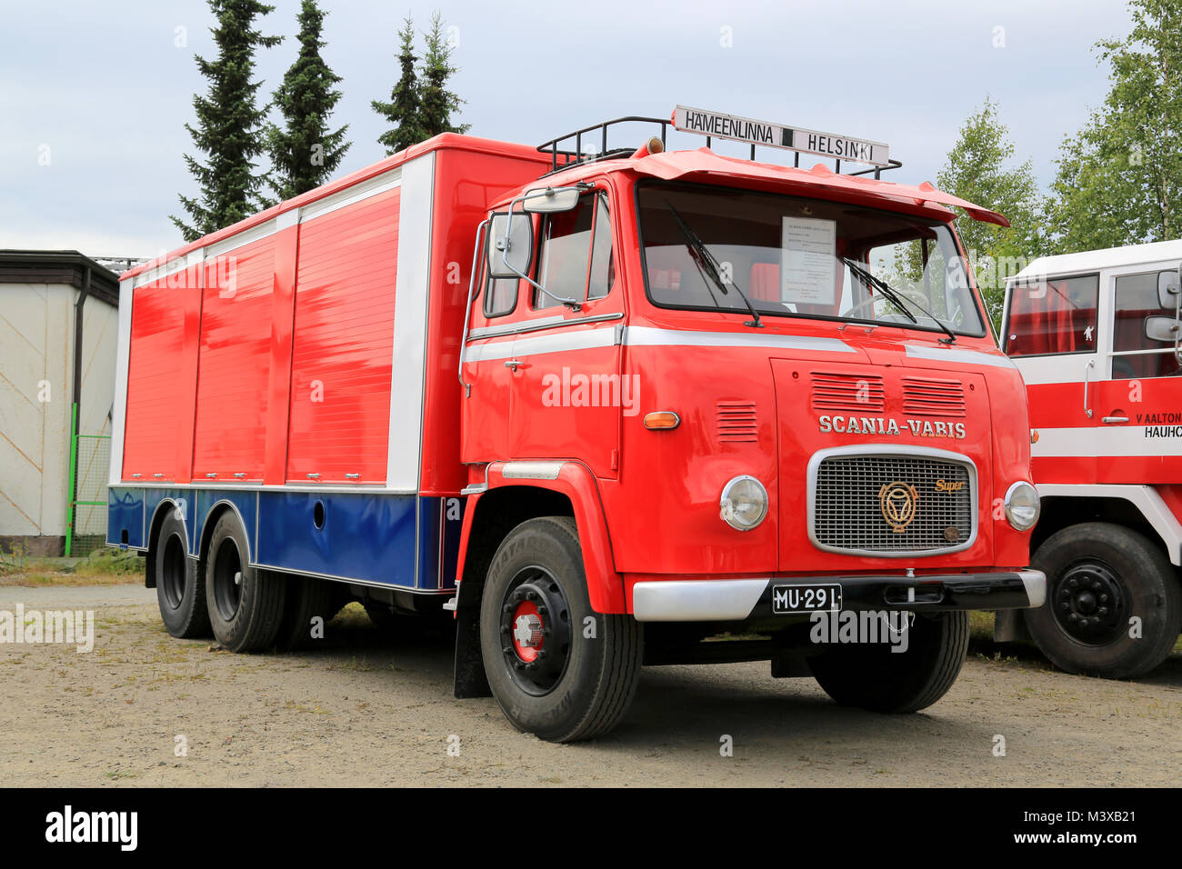 HATTULA, Finlandia - Julio 12, 2014: Classic Scania Vabis LB76 semirremolque Camión año 1967 para el transporte de refresco de pantalla en camión Tawastia wee Foto de stock