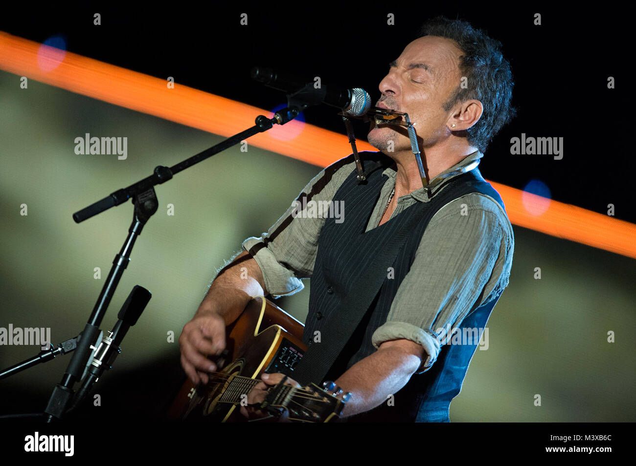 Bruce Springsteen toca la armónica y la guitarra en su conjunto para el  concierto por su valentía en Washington, D.C., el 11 de noviembre de 2014.  DoD Noticias foto por ej Hersom