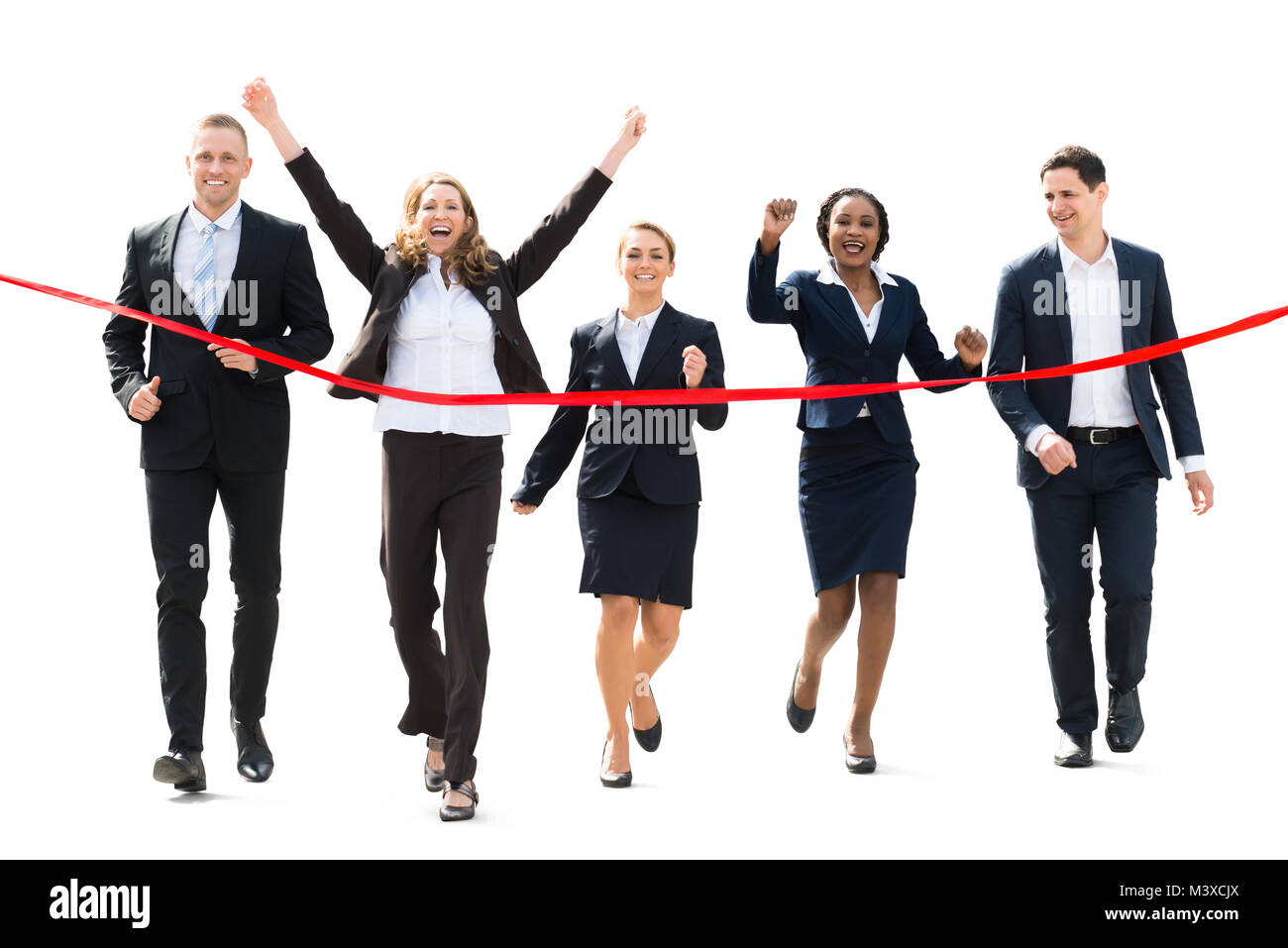 Los empresarios que compiten con sus colegas corriendo hacia una cinta roja sobre fondo blanco. Foto de stock