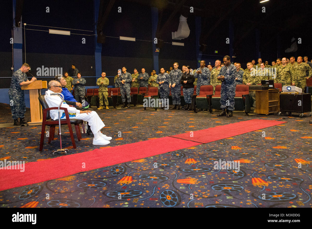 180116-N-GR847-0021 SAN DIEGO (Ene. 16, 2017) Ray Chávez, el viviente más antigua sobreviviente de Pearl Harbor y su hija Kathleen Chávez recibir un regalo durante un evento para recordar el patrimonio naval de Pearl Harbor en la Base Naval de San Diego teatro de base. (Ee.Uu. Navy photo by Mass Communication Specialist Reymundo 3ª Clase A. Villegas III) Foto de stock