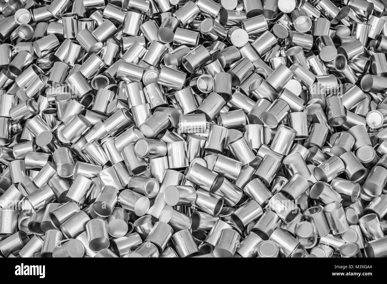 Antecedentes de las latas vacías de alimentos que llenen el encuadre en un concepto de seguridad alimentaria y nutrición Foto de stock
