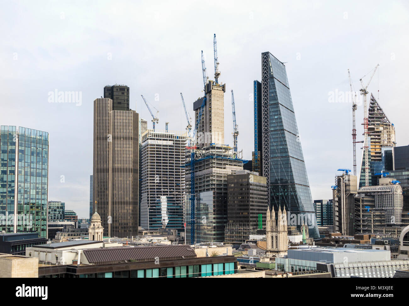 Londres EC3 skyline inmobiliaria comercial: Cheesegrater, núcleo de hormigón de nuevo rascacielos 22 Bishopsgate en construcción, torre 42 &100 Bishopsgate Foto de stock