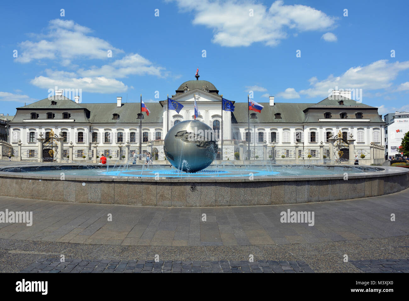 Palacio Grassalkovich con el Monumento Worldglobe en Bratislava - la residencia oficial del Presidente eslovaco. Foto de stock
