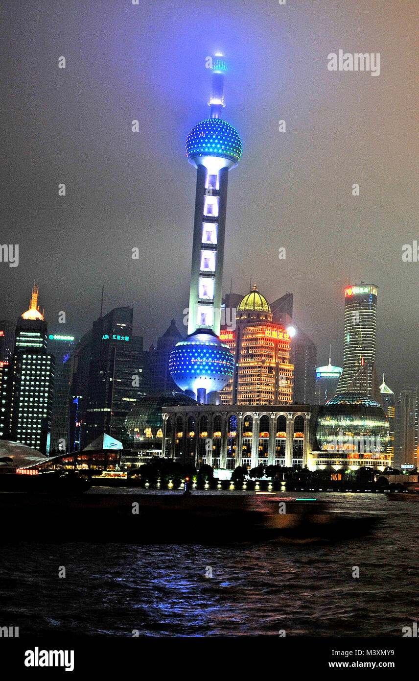 El skyline de Pudong por la noche con la Pearl Tower, Shanghai, China Foto de stock