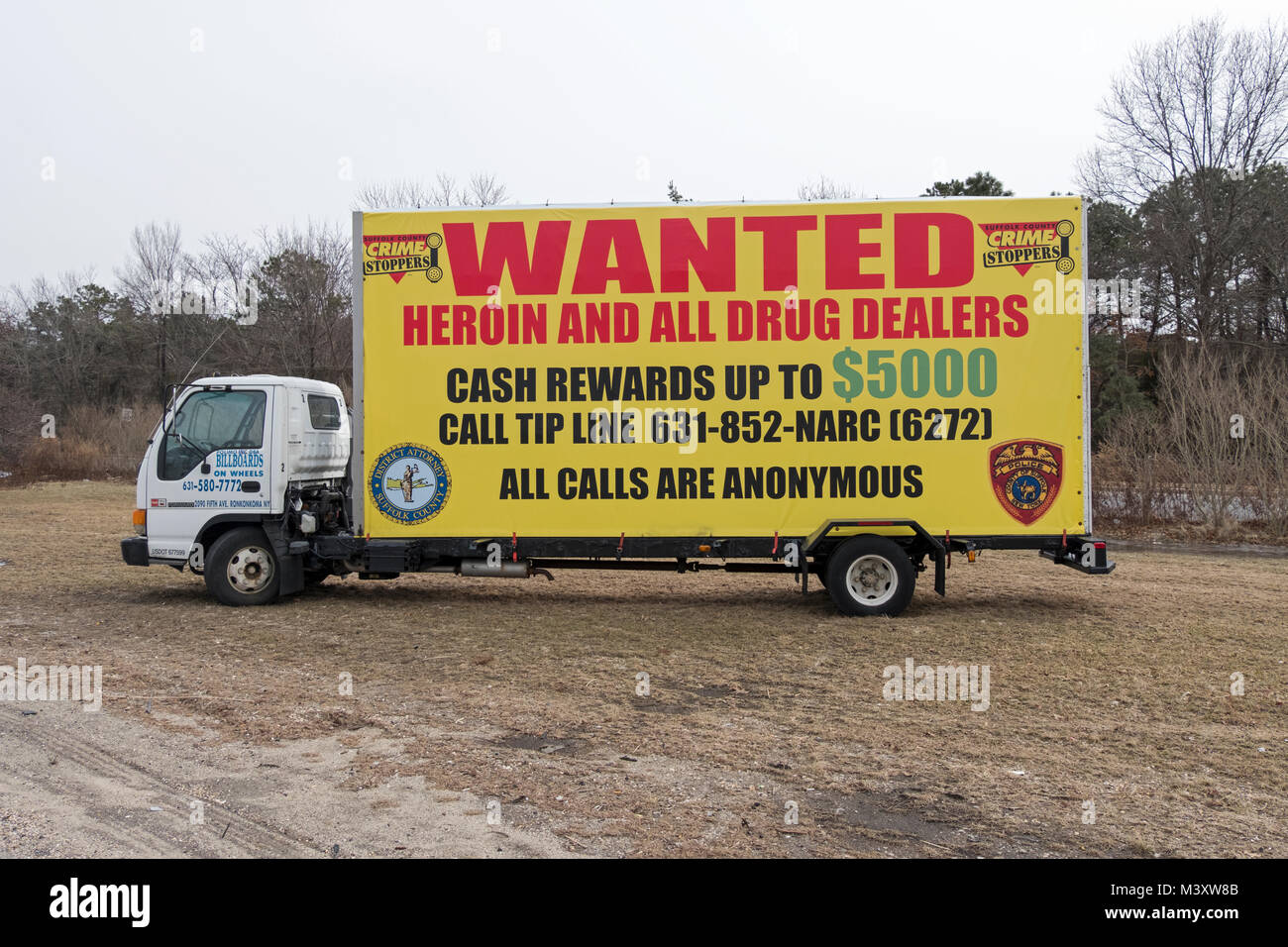 Una Vallas publicitarias sobre ruedas trailer fuera de la Long Island Expressway pidiendo a la gente que informe de los traficantes de drogas de la policía.En Dix Hills, Long Island, Nueva York. Foto de stock