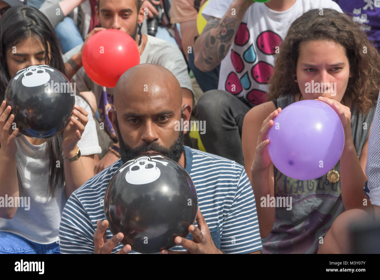 La gente inhalar óxido nitroso (gas hilarante) de globos en la Plaza del  Parlamento en una inhalación masiva protesta contra la propuesta de  prohibición legal sobre las sustancias psicoactivas Fotografía de stock -