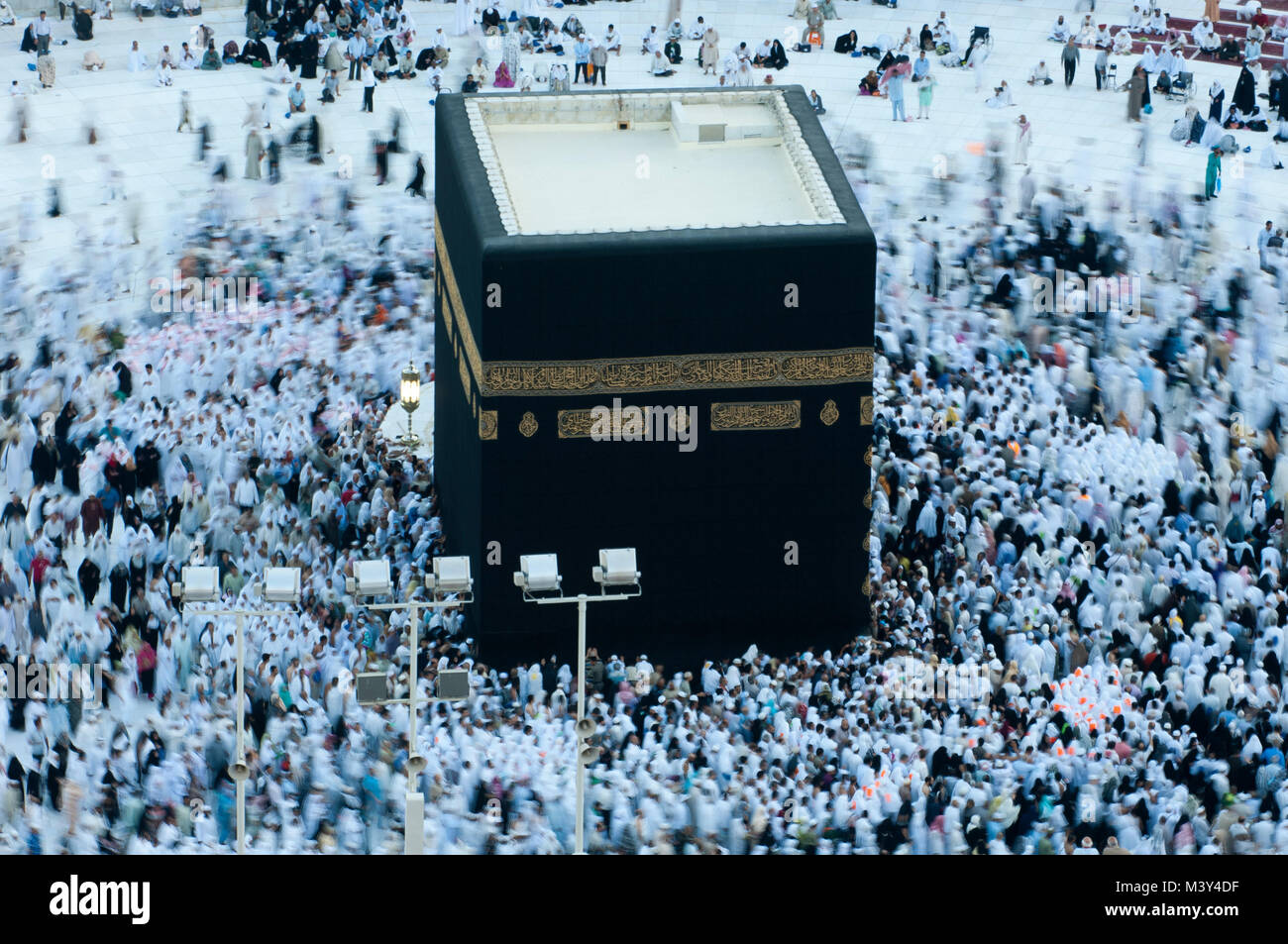 La oración y el Tawaf de musulmanes alrededor AlKaaba en La Meca, en Arabia Saudita, vista superior de la antena Foto de stock