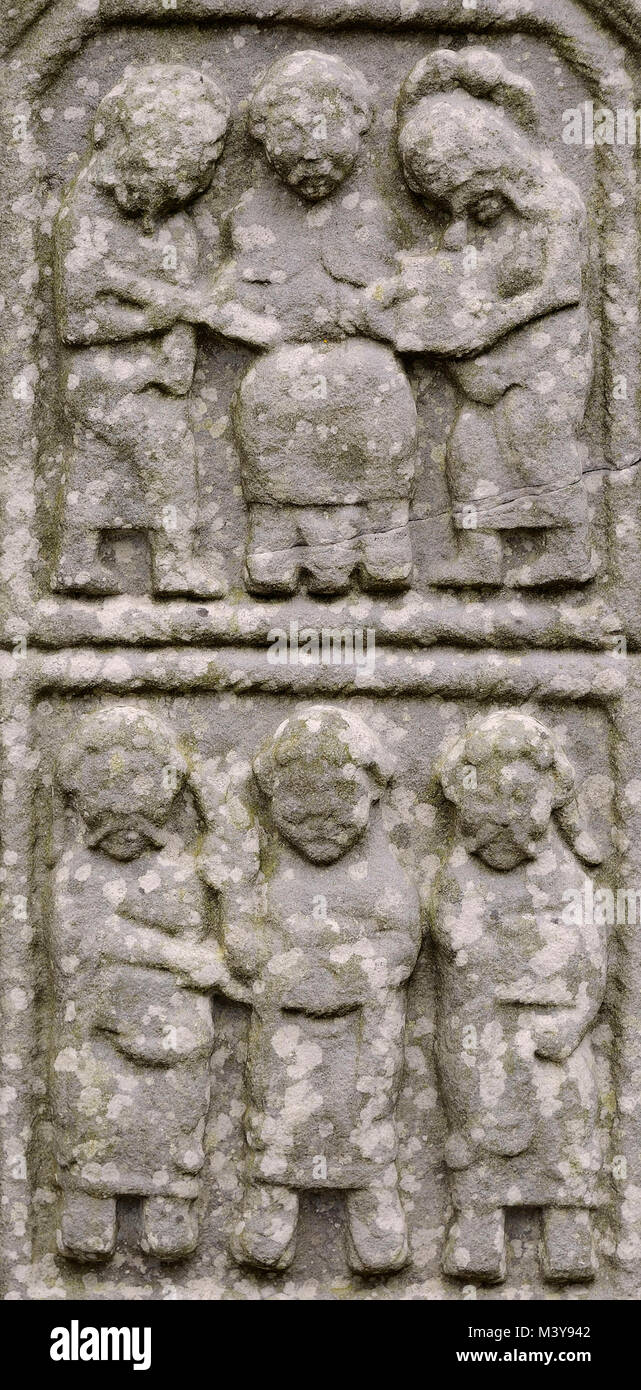 Irlanda, en el Condado de Louth, Monasterboice, Gran Cruz de Muiredach (900-923 AD), Cristo como gobernante del mundo entre San Pedro y san Pablo (Él da la clave Foto de stock