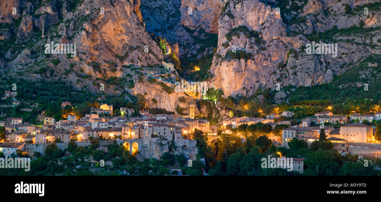 Francia, Alpes de Haute Provence, el Parque Natural Regional de Verdon, Moustiers Sainte Marie, etiquetados Les Plus Beaux aldeas de Francia (la más bella Foto de stock