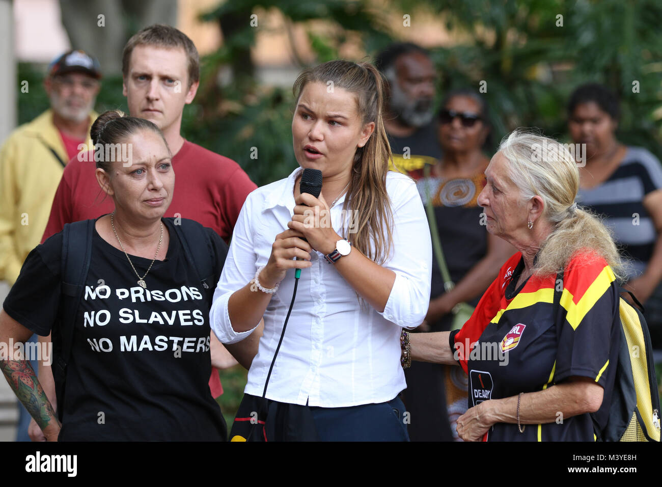 Sydney, Australia. 13 Feb, 2018. Foto: Una joven orador narra su propia experiencia triste por estar alejado de su familia. En el décimo aniversario de la disculpa por el ex Primer Ministro australiano, Kevin Rudd a lo que se conoce como la 'Generación robada' - personas de ascendencia aborigen que fueron retirados de las familias como los niños, el grupo de abuelas contra la absorción de rama de Sydney organizó una marcha desde Hyde Park fuente para el Parlamento de Nueva Gales del Sur. Crédito:: Richard Milnes/Alamy Live News Foto de stock