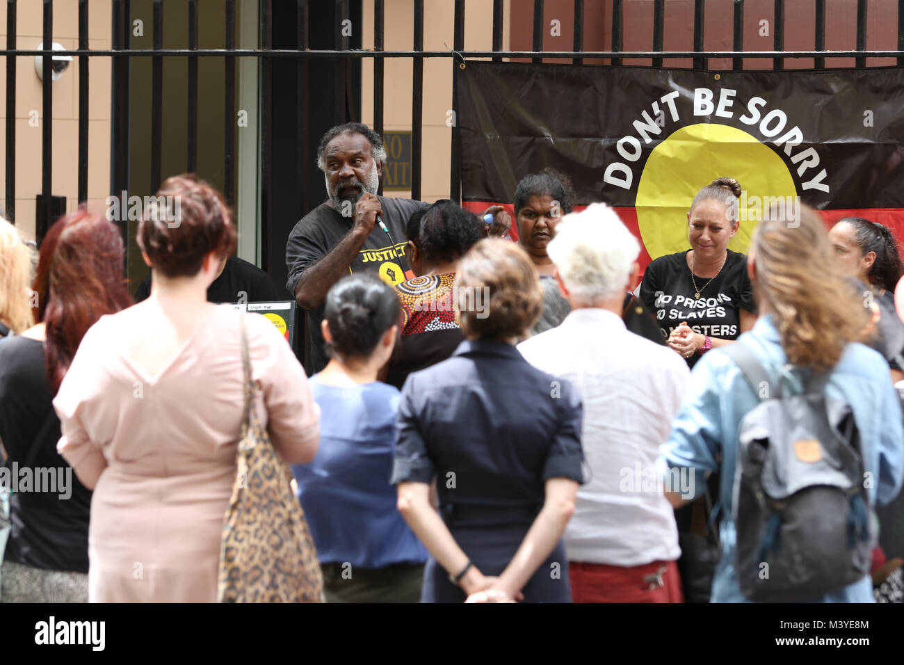 Sydney, Australia. 13 Feb, 2018. En el décimo aniversario de la disculpa por el ex Primer Ministro australiano, Kevin Rudd a lo que se conoce como la 'Generación robada' - personas de ascendencia aborigen que fueron retirados de las familias como los niños, el grupo de abuelas contra la absorción de rama de Sydney organizó una marcha desde Hyde Park fuente para el Parlamento de Nueva Gales del Sur. Crédito:: Richard Milnes/Alamy Live News Foto de stock