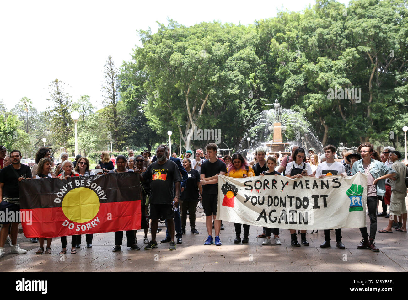 Sydney, Australia. 13 Feb, 2018. En el décimo aniversario de la disculpa por el ex Primer Ministro australiano, Kevin Rudd a lo que se conoce como la 'Generación robada' - personas de ascendencia aborigen que fueron retirados de las familias como los niños, el grupo de abuelas contra la absorción de rama de Sydney organizó una marcha desde Hyde Park fuente para el Parlamento de Nueva Gales del Sur. Crédito:: Richard Milnes/Alamy Live News Foto de stock